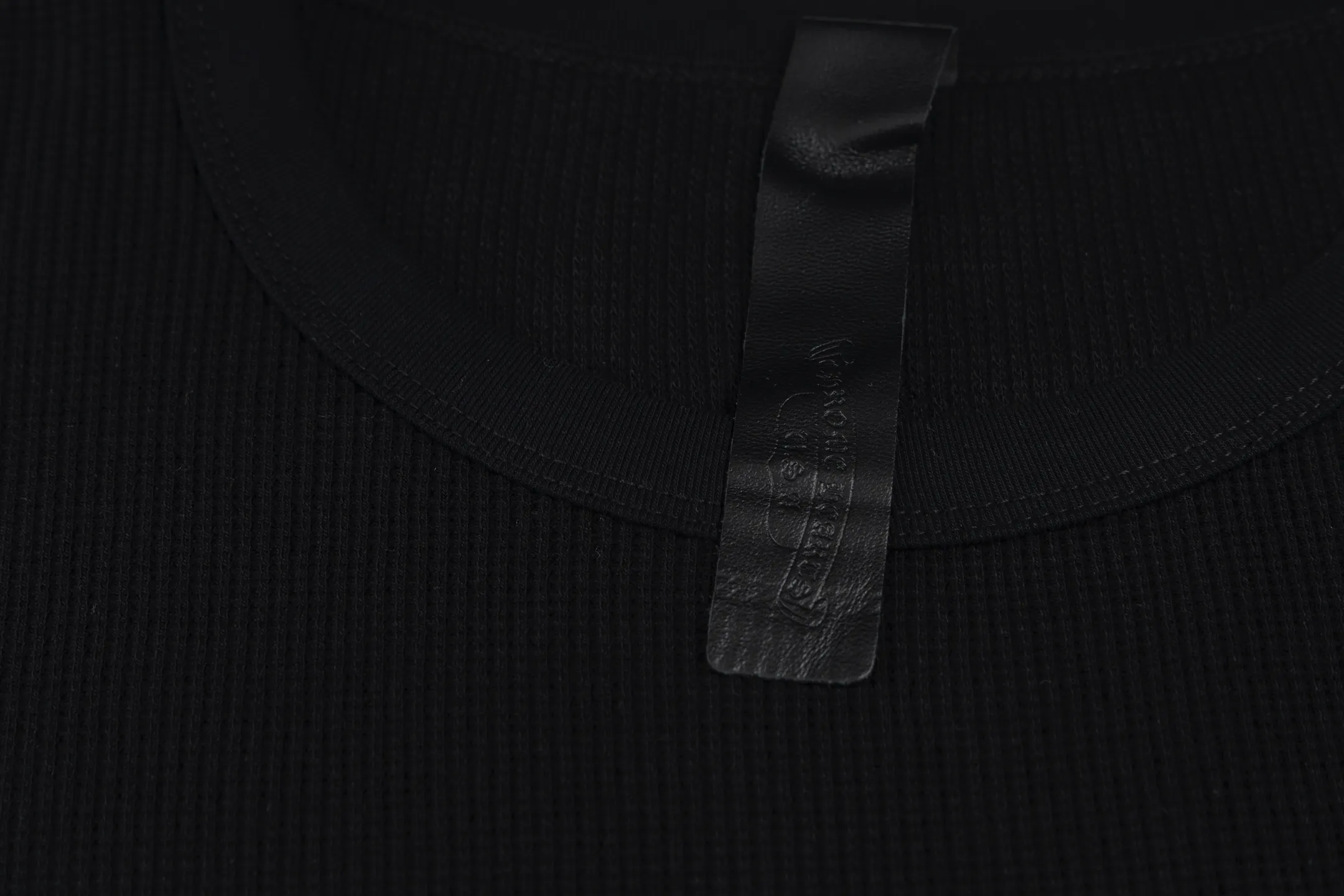 🅿️280 [Exclusive supply] CH Kroxin Sanskrit embroidered waffle short sleeves (black) The fabric is made of high-quality 230G cotton terry fabric, which is known for its clear lines and soft and delicate texture. Its waffle design not only enhances the visual effect, but also improves the breathability of the fabric. The embroidery patterns on the short sleeves are completed through fine handcrafts. In terms of craftsmanship, this short sleeve uses a special weaving machine to ensure the lightness and comfort of the fabric. The six prints on each piece of clothing have been tested through 3D electronic scanning to restore the details and ensure the clarity and fineness of the print. In addition, the overall fit of the clothes is loose and suitable for both men and women, providing a casual yet fashionable style. Size:S/M/L